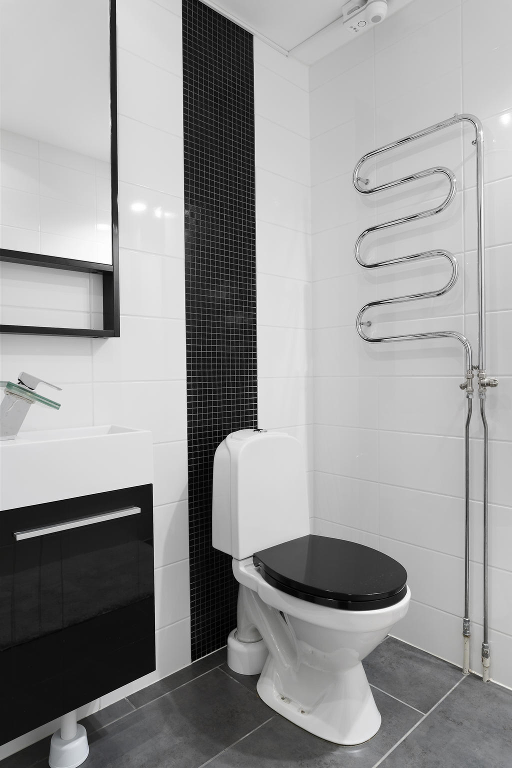 Gäst wc med handfat som nås från hallen.