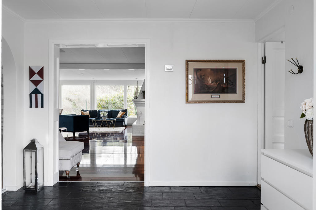Välkommen in! Hall med plats att hänga av sig ytterkläder.