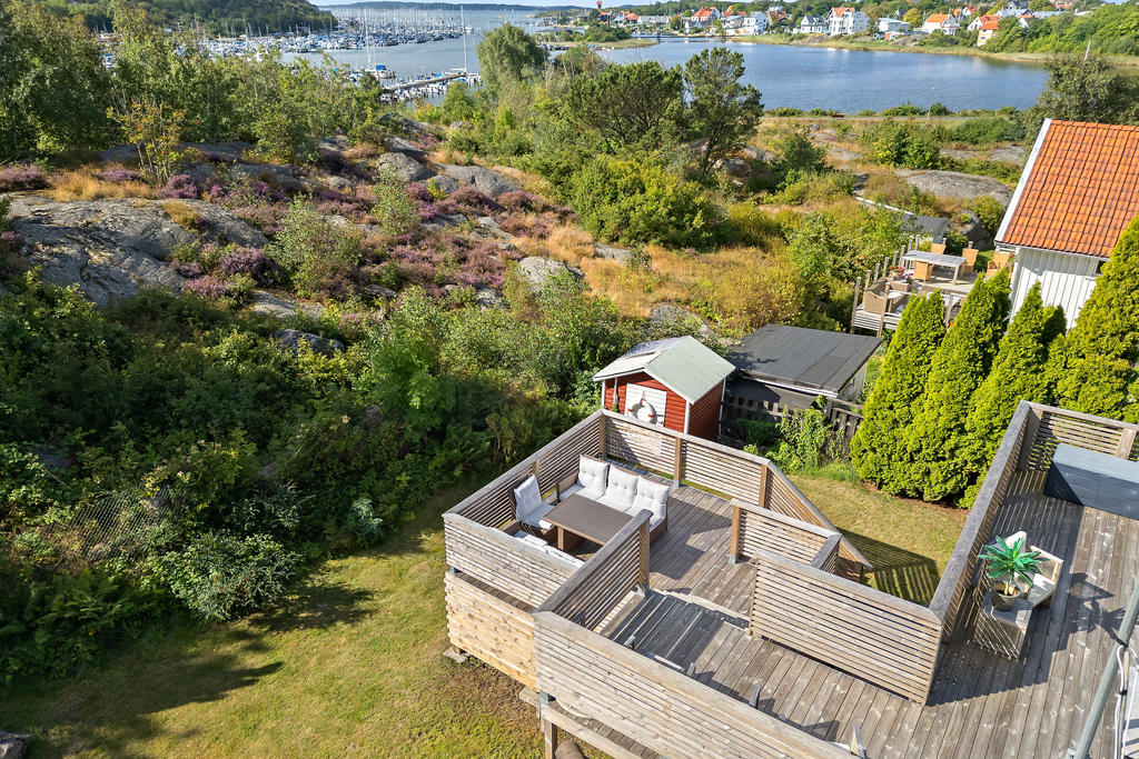 Fantastisk terrass i flera etagé. Finns en favoritplats för alla.