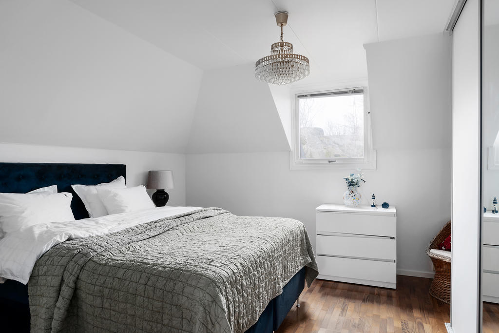 Masterbedroom på övre plan med klädförvaring.