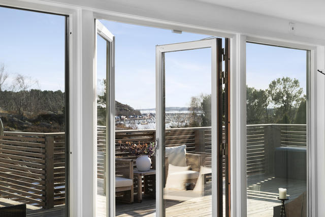Från allrummet på övre plan och terrassen har man havsutsikt.