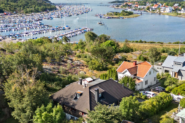Rofyllt beläget som sista hus på återvändsgata. Underbart beläget med naturens tystnad runt huset och en utsikt som man inte kan titta sig mätt på.
