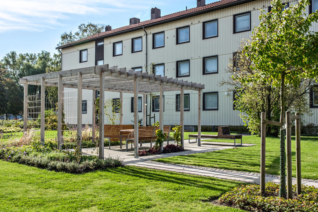 Mellan föreningens hus finns fina grönytor och sittplatser som kan nyttjas av föreningens medlemmar.