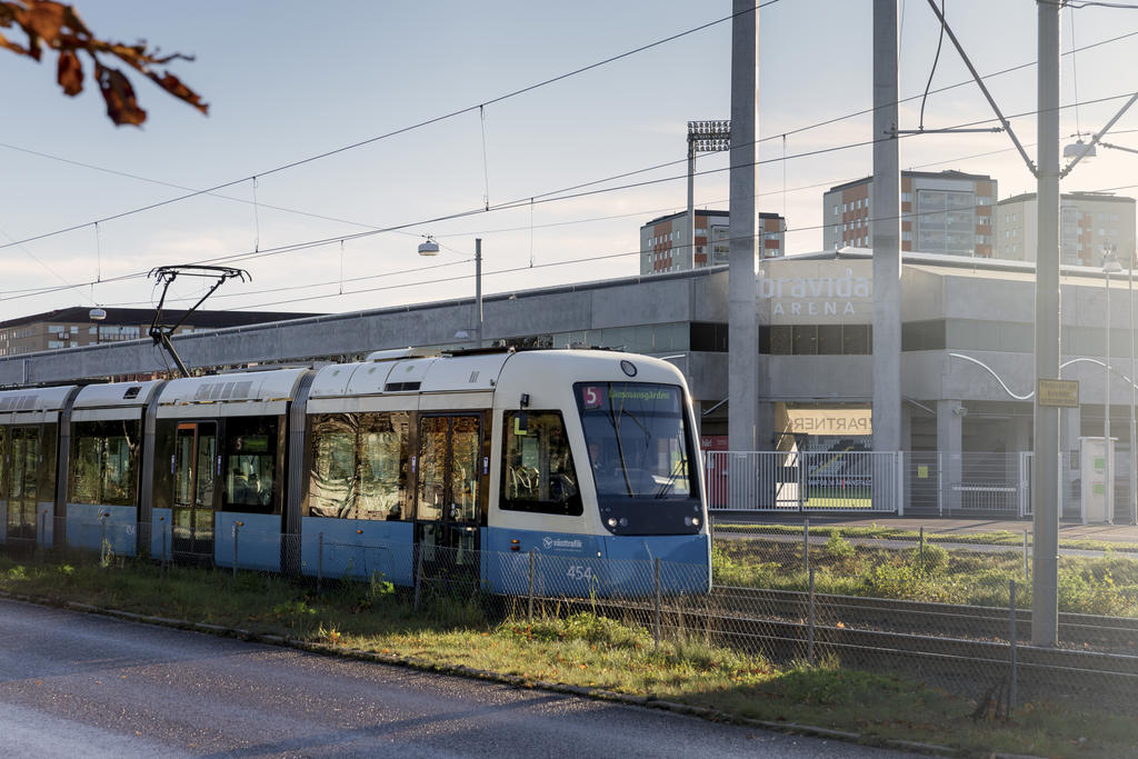 Knappt 200 meter från lägenheten nås närmsta buss -och spårvagnshållplats som tar dig smidigt in till city. Resan tar ca 10 minuter.