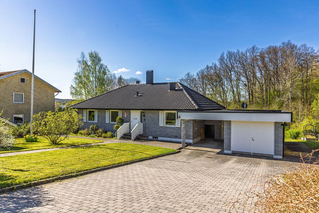 Garage, carport och väl tilltagen uppfart