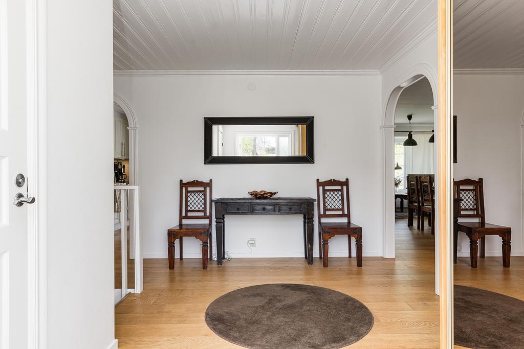 Hall med skjutdörrsgarderober