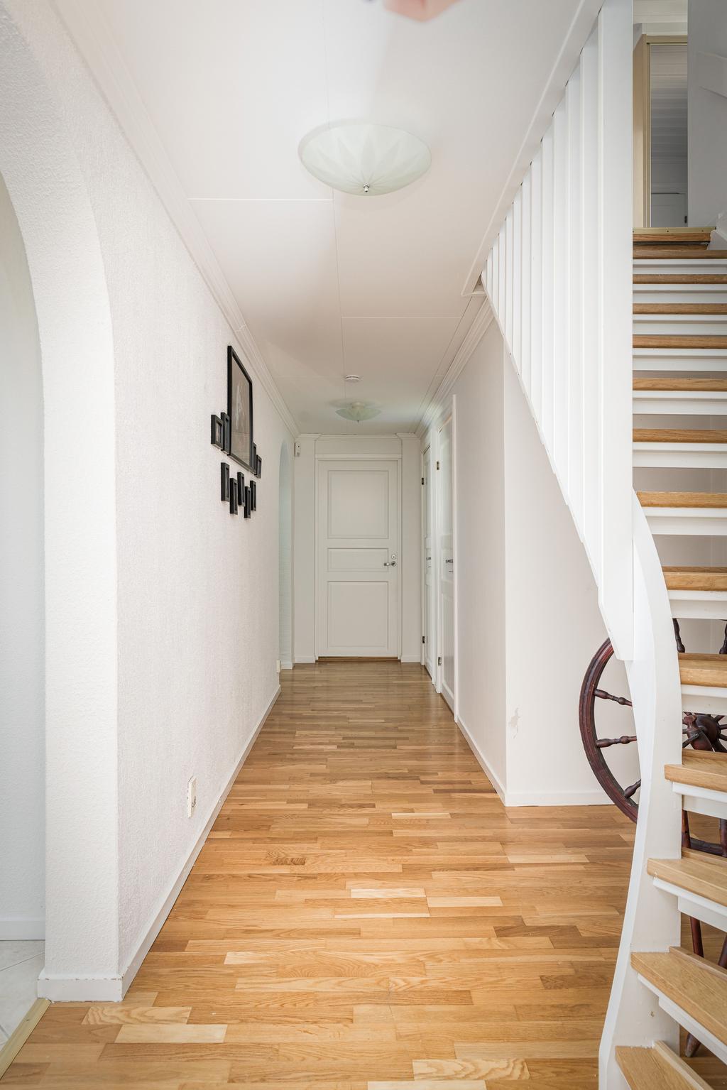 Hall med fint parkettgolv