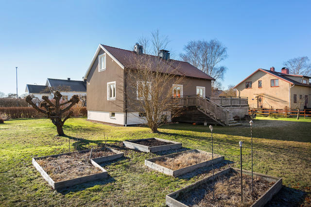 Stor solig tomt med plats för uteplatser och odling