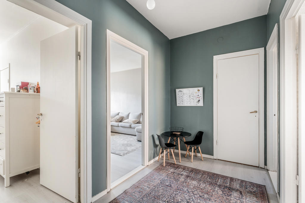 Hall med nymålade ytskikt och nyare golv