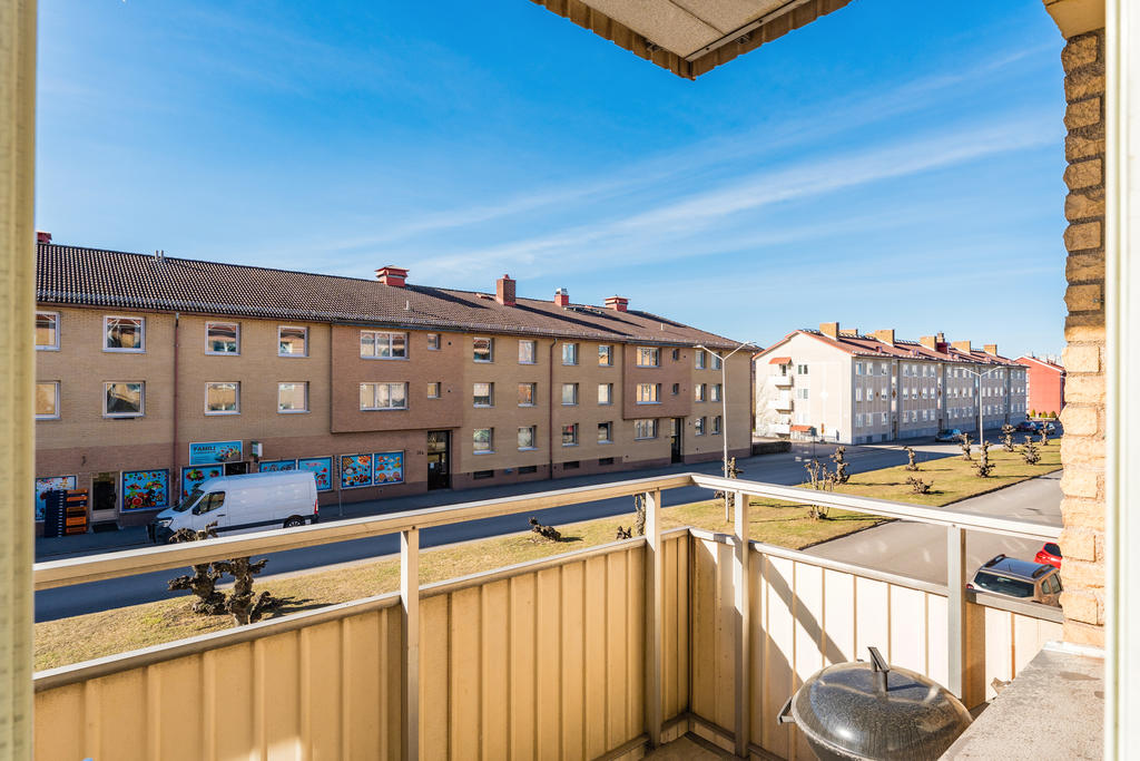 Balkong med sol på dag/eftermiddag