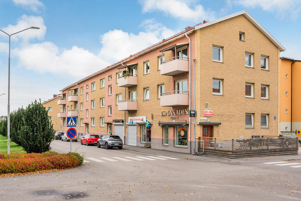 Pizzeria och livsmedelsaffär precis utanför dörren. Smidigt i vardagen.