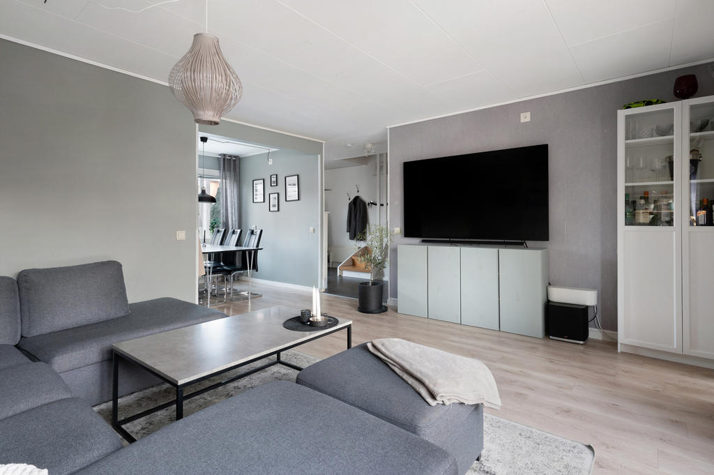 Vardagsrum med vy mot hall och matplats