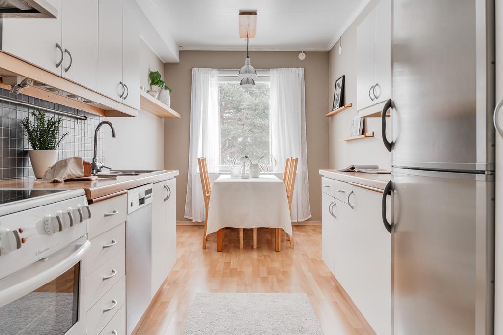 Kök med matplats vid fönster