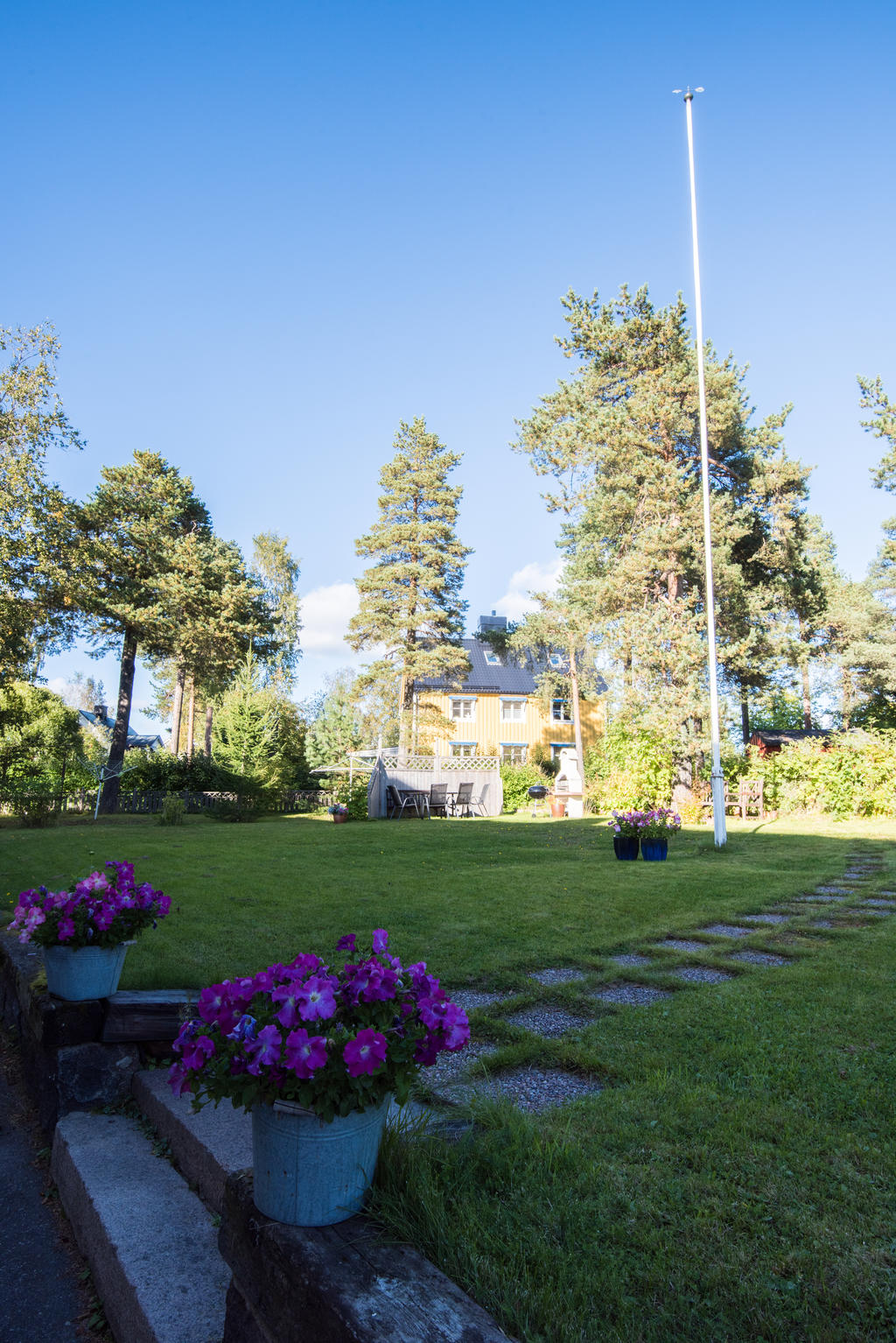Härlig innergård med uteplats och grillplats