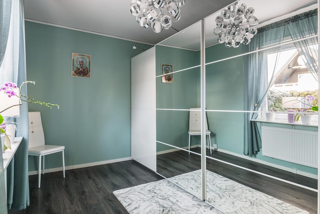 Med direkt anslutning till ett till sovrum som idag används som walk-in closet. 