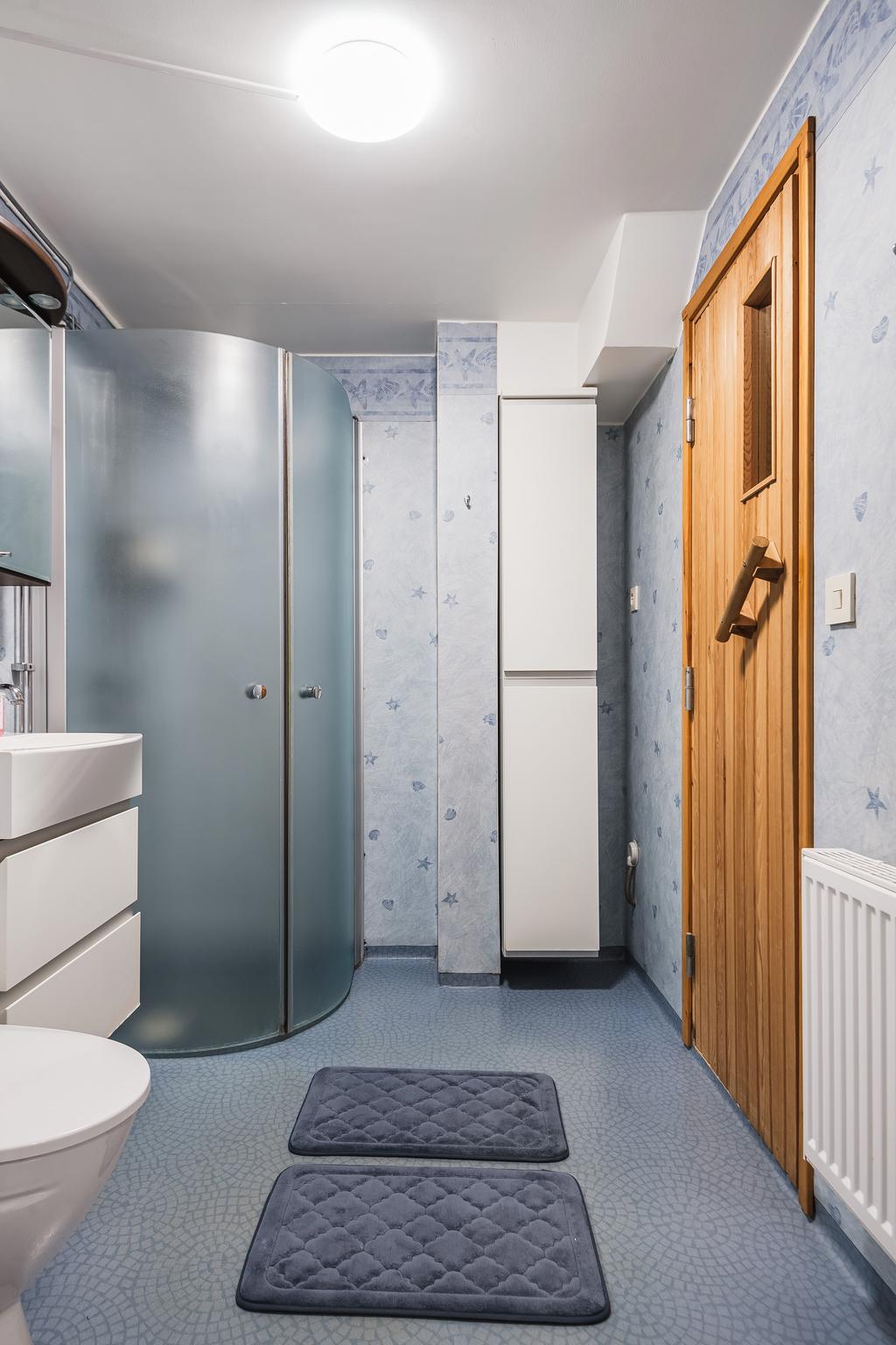WC med dusch här finns även en rymlig bastu. 