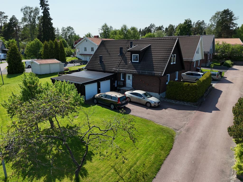 Stor hörntomt med vidbyggt dubbelgarage. 