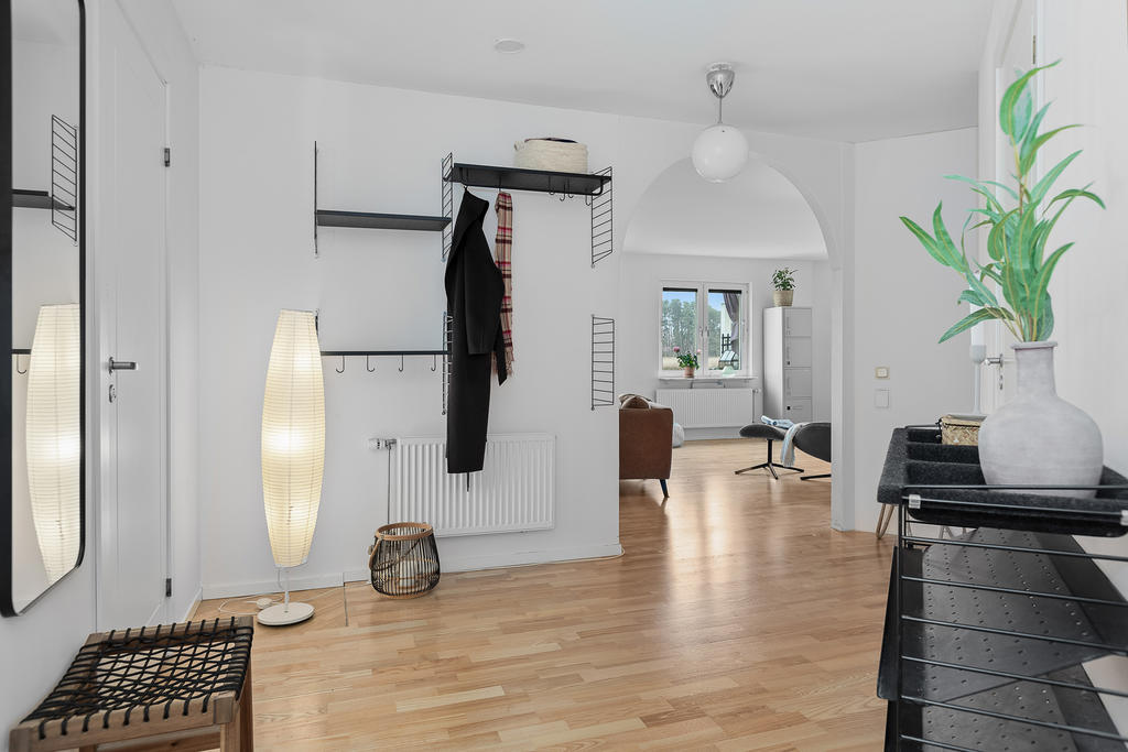 Välkommen in till ljus och rymlig hall