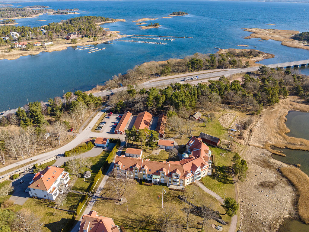 Drönarbild som visar BRF Talludden och dess garagehus och parkeringar