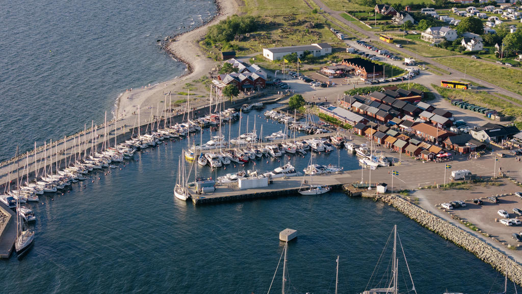 Hamnen med många sjöbodar