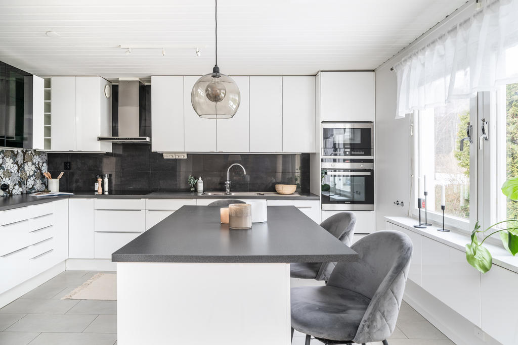 Smakfullt kök med köks-ö