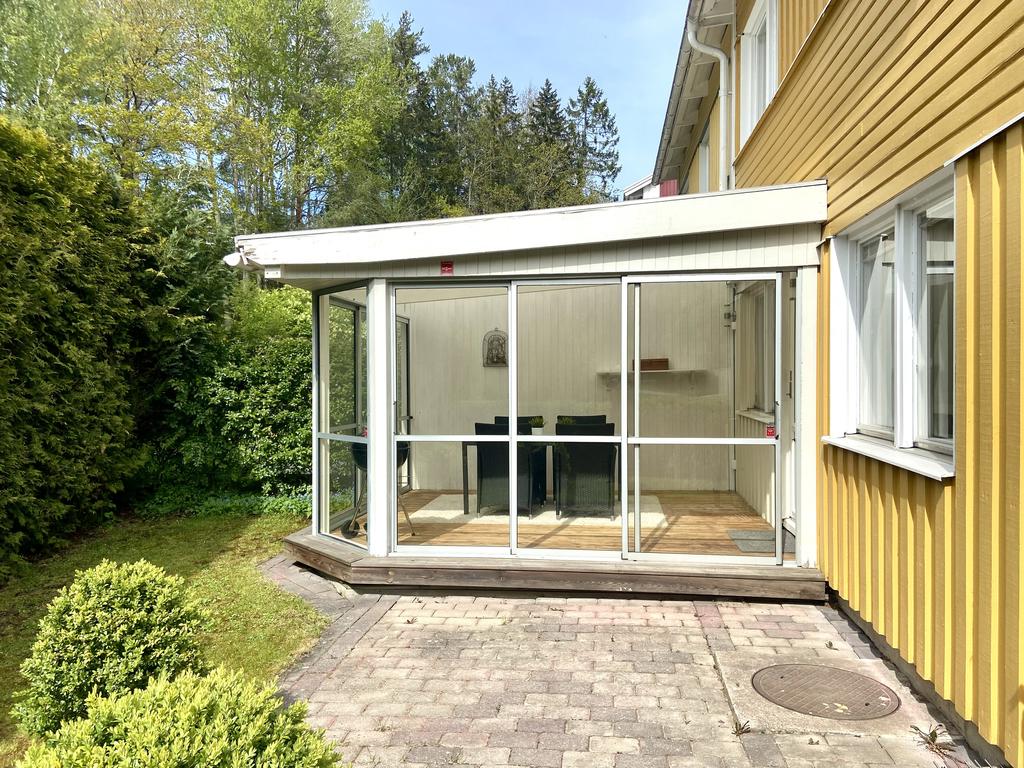 Stensatt och insynsskyddad uteplats utanför 