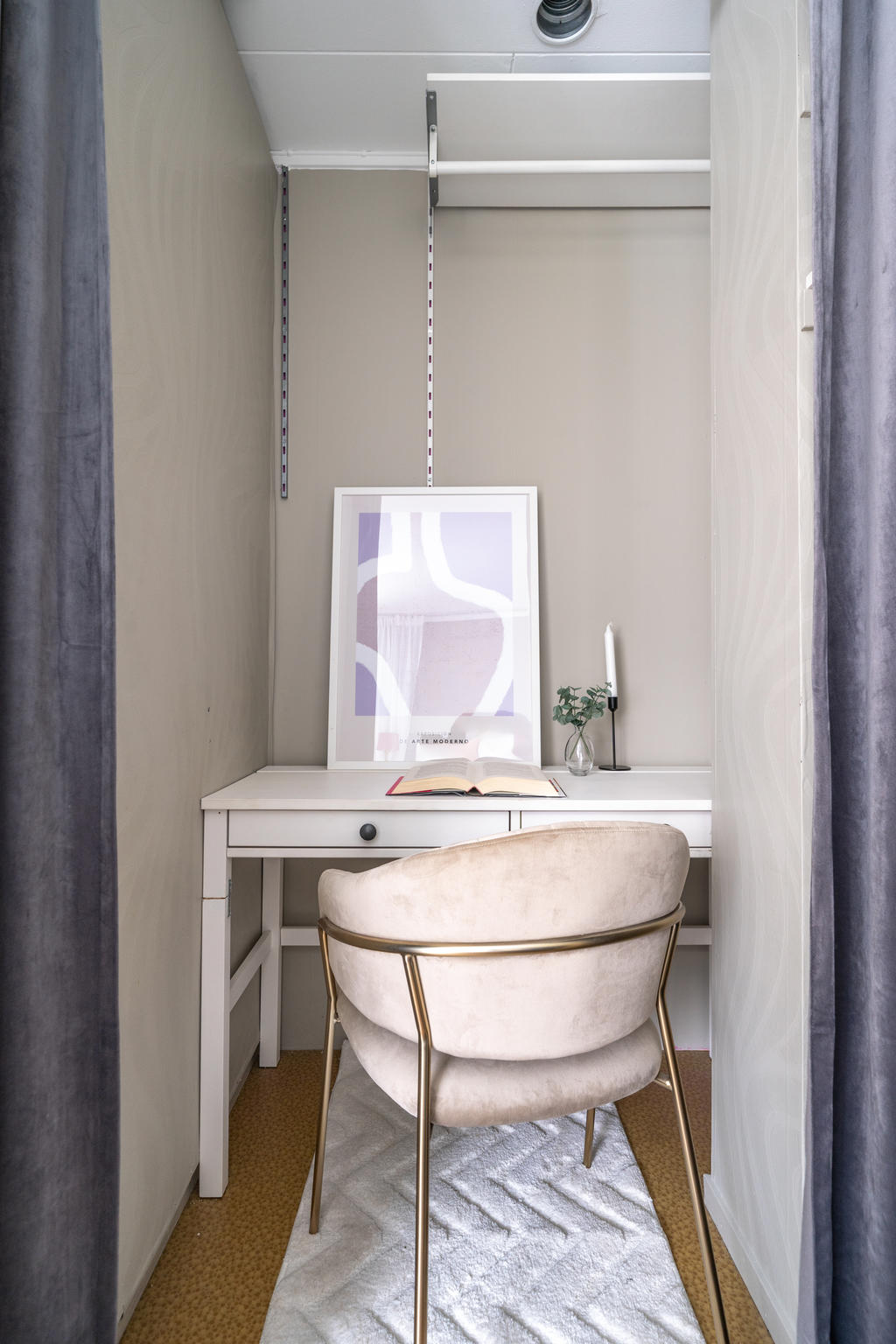 Walk-in-closet med draperi