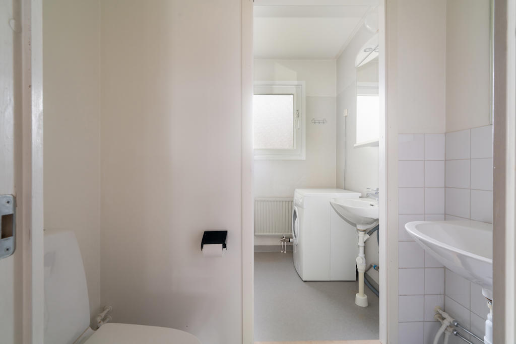 Separat wc och handfat i del av badrum