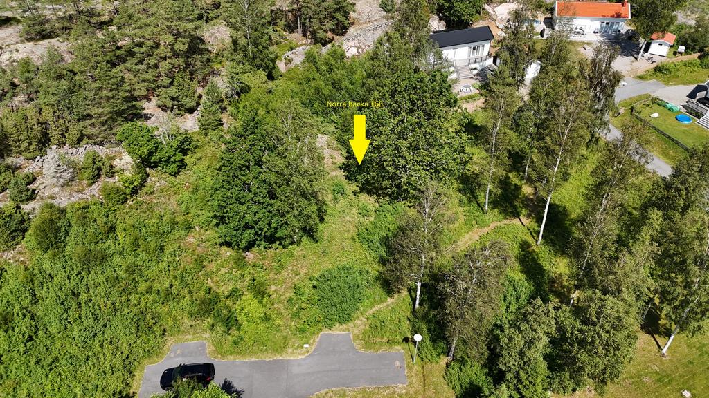 Detaljplanen tillåter max byggnadsarea per bostad på 90kvm per tomt plus 25kvm förråd/uthus varav maximalt 15kvm av dessa för bostad. (gäststuga el. dylikt).