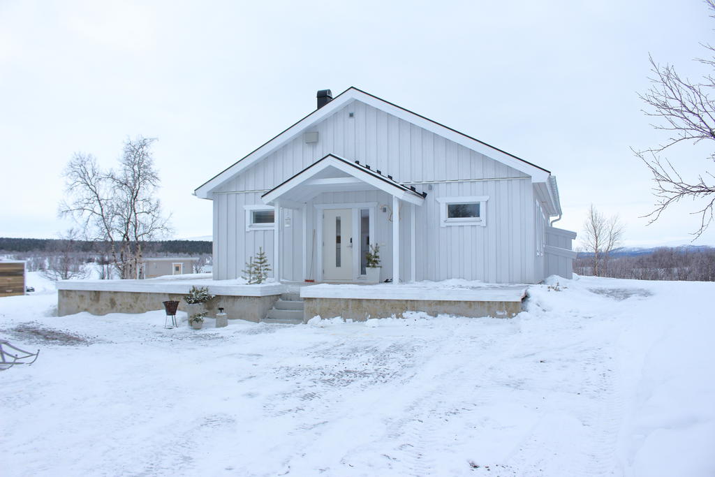 Lösvirkeshus i 1 plan om cirka 100 kvm med fem rum och kök