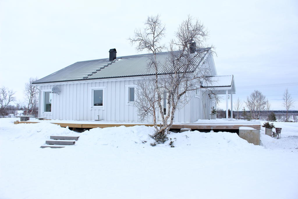 En stor altan kring huset