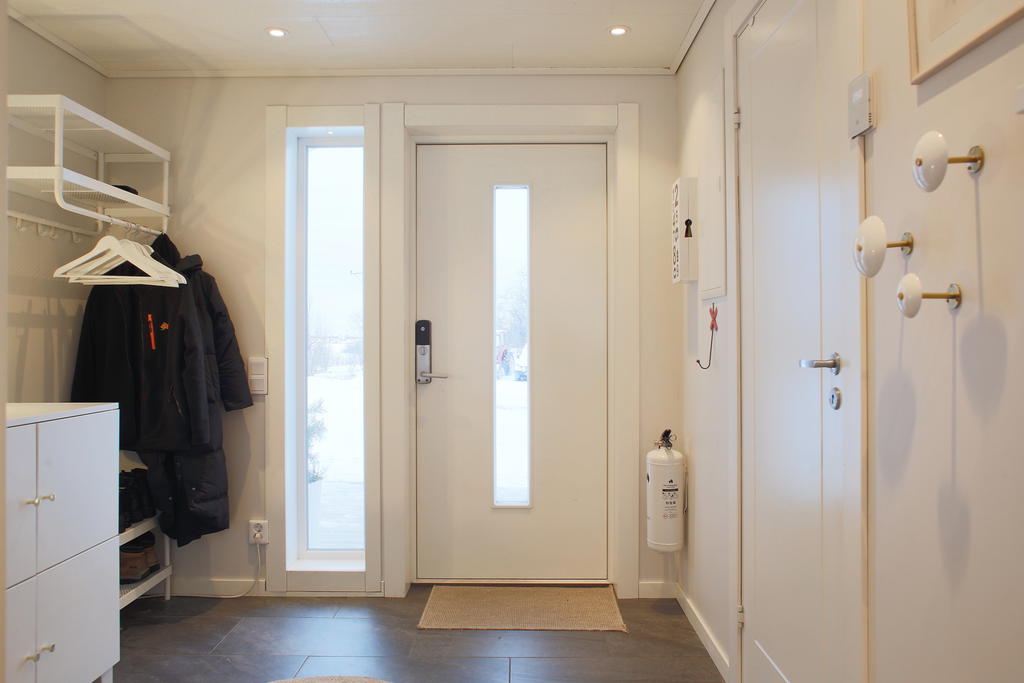 Ingång till en rymlig hall med klinkergolv 