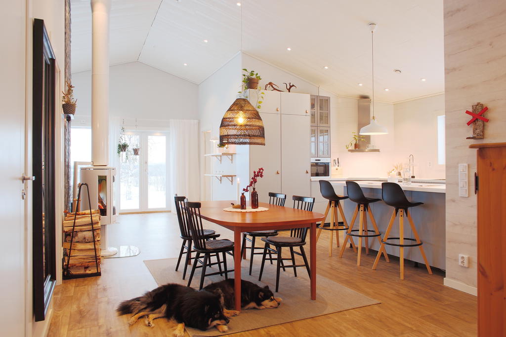 Hallen mynnar ut i en fin matplats med öppen planlösning och högt till tak 