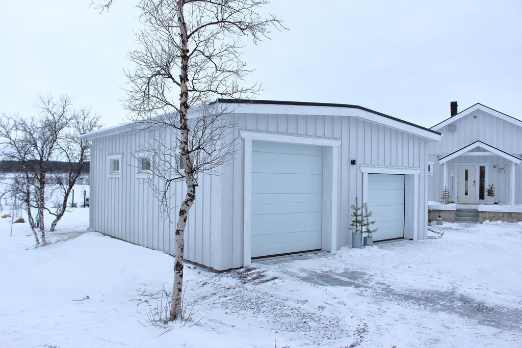 Varmbonat dubbelgarage med en större traktorport