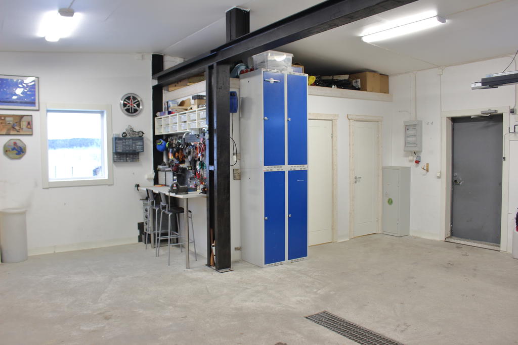 Insida garage, gott om plats att fixa och dona 