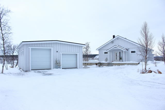 Fjällnäs 1051, inflyttningsklart enplanshus med dubbelgarage på en stor lantbruksfastighet