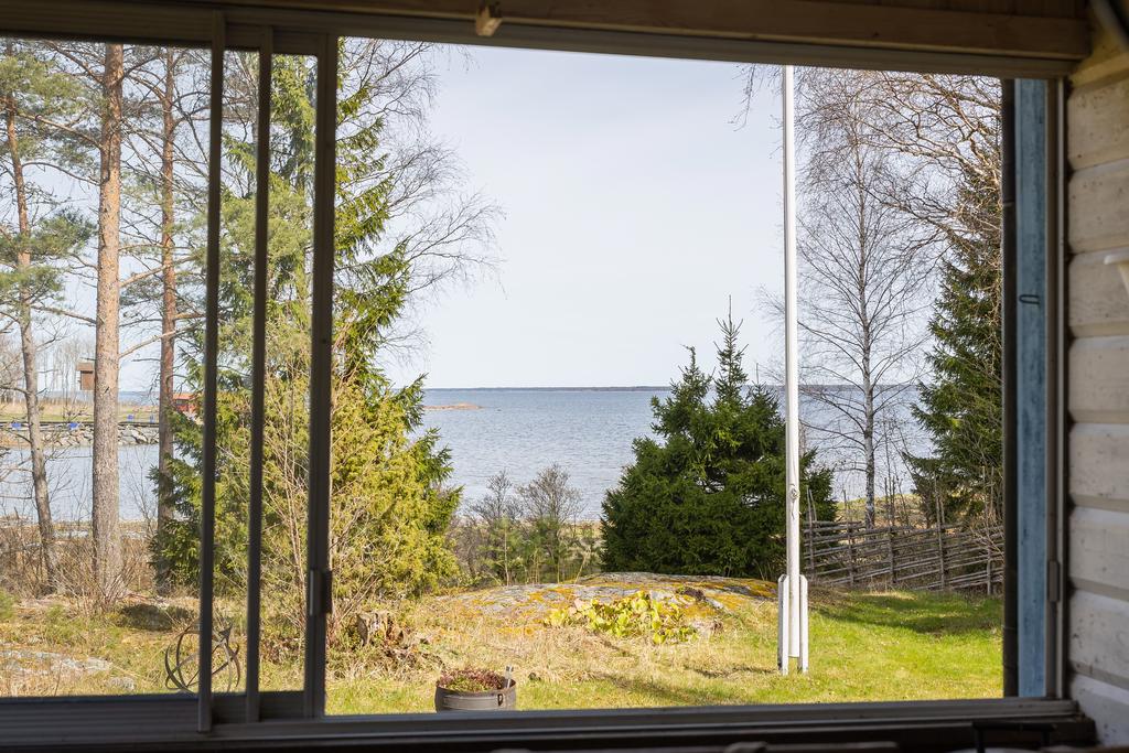Utsikt från inglasade verandan.