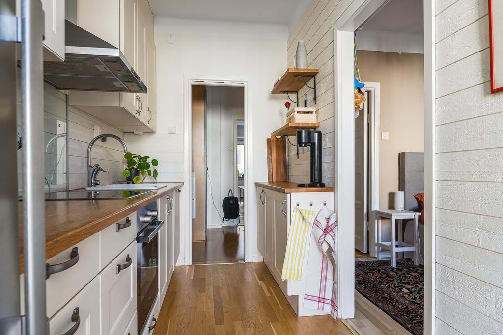 Ljust & fräscht! Gott om förvaring. 