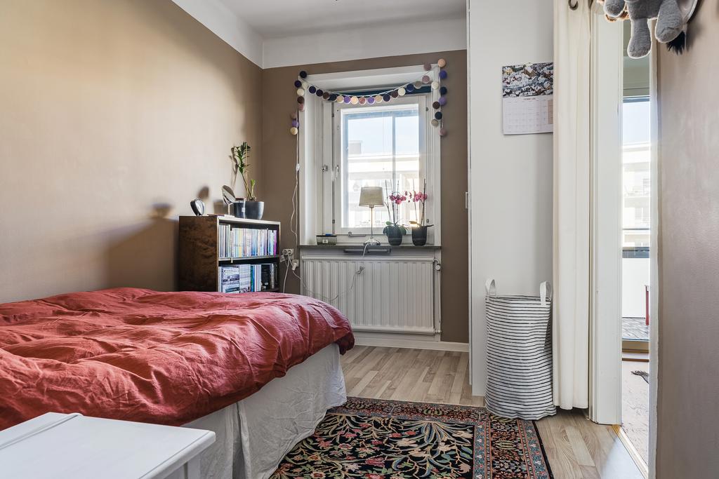 Sovrum med fönster mot innergården i lugnt läge. 