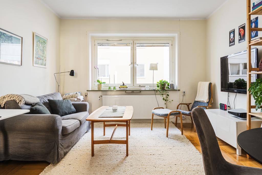 Större vardagsrum med plats för arbetsplats, soffhörna & matplats