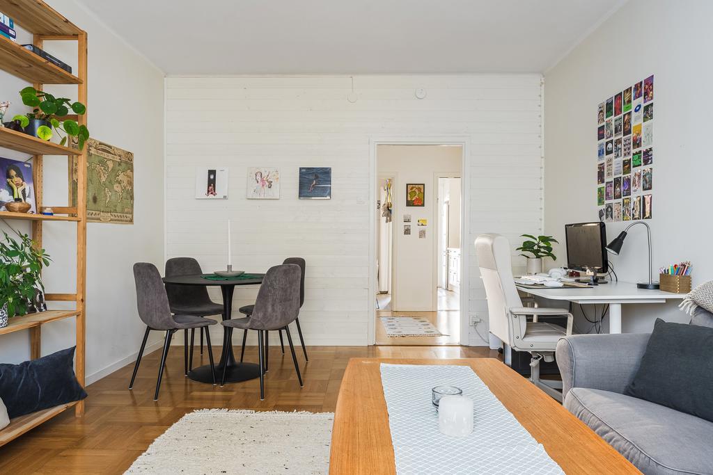 Plats med matbord i vardagsrummet 