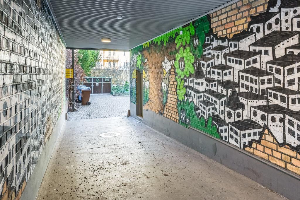 Gångtunnel in från gatan. 