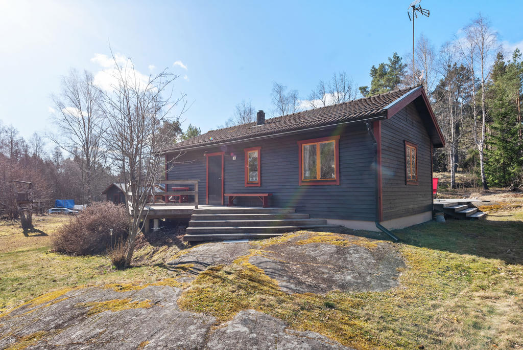 Huset och trevlig tomt, delvis berg i dagen