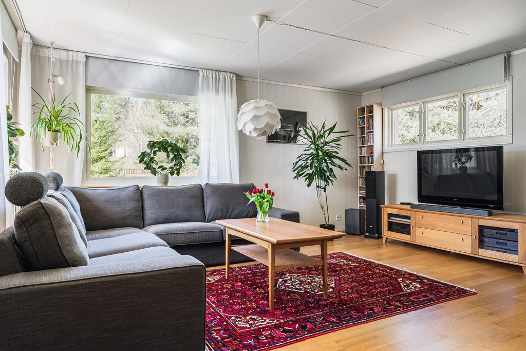 Vardagsrummet bjuder på ljusinsläpp från tre väderstreck 