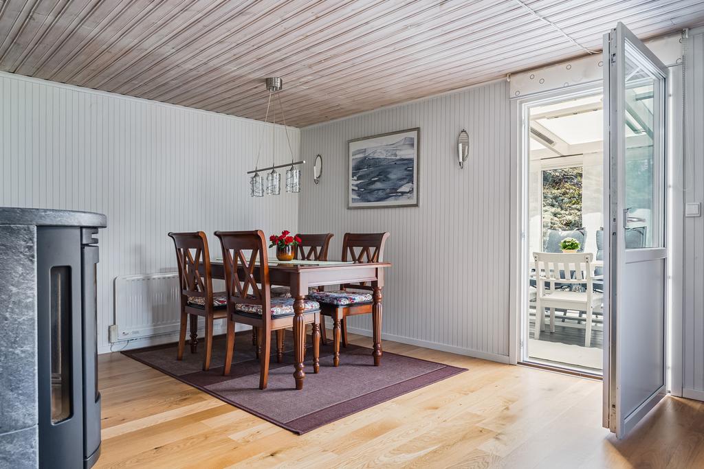 Generös matplats med utgång till det inglasade uterummet