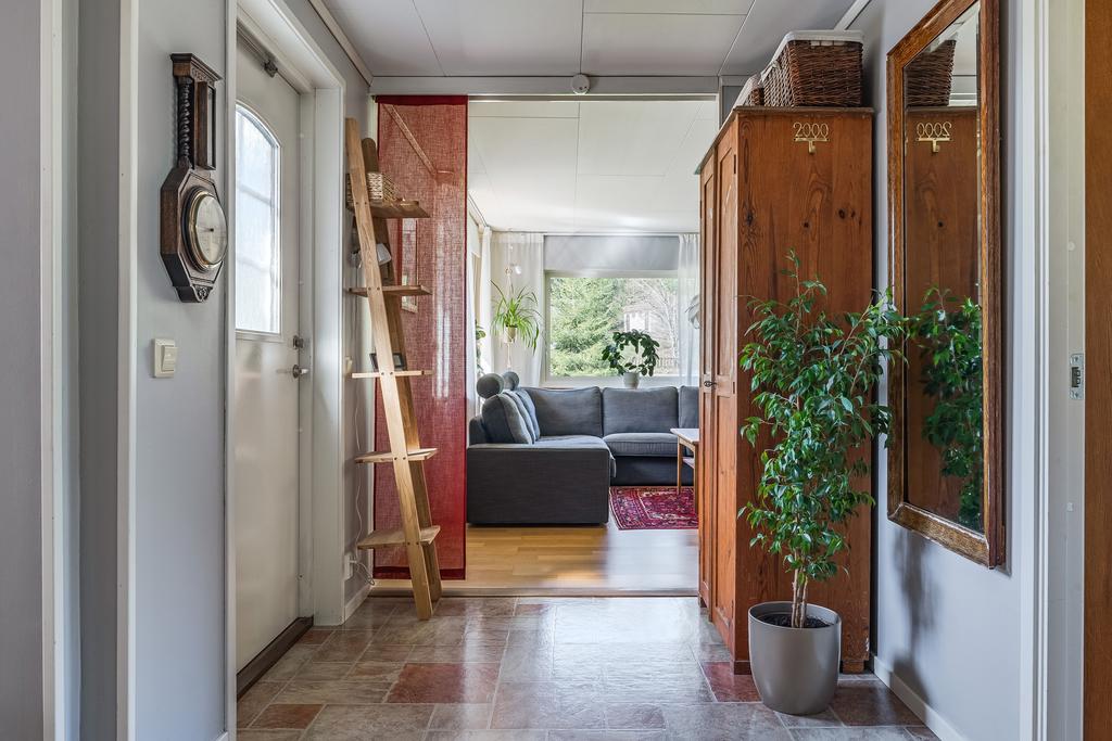 Hallen med vy mot vardagsrummet