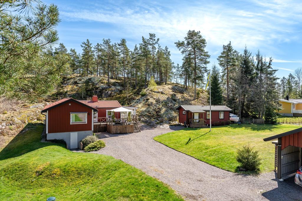 Soldränkt tomt med naturen alldeles intill