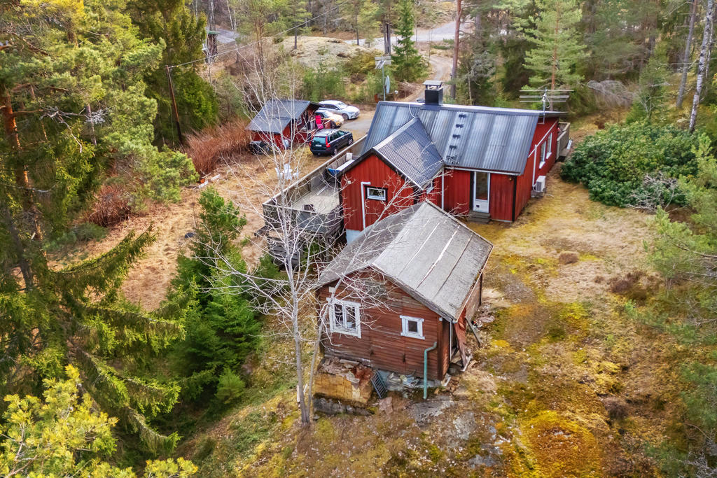 Äldre gästhus i förgrunden