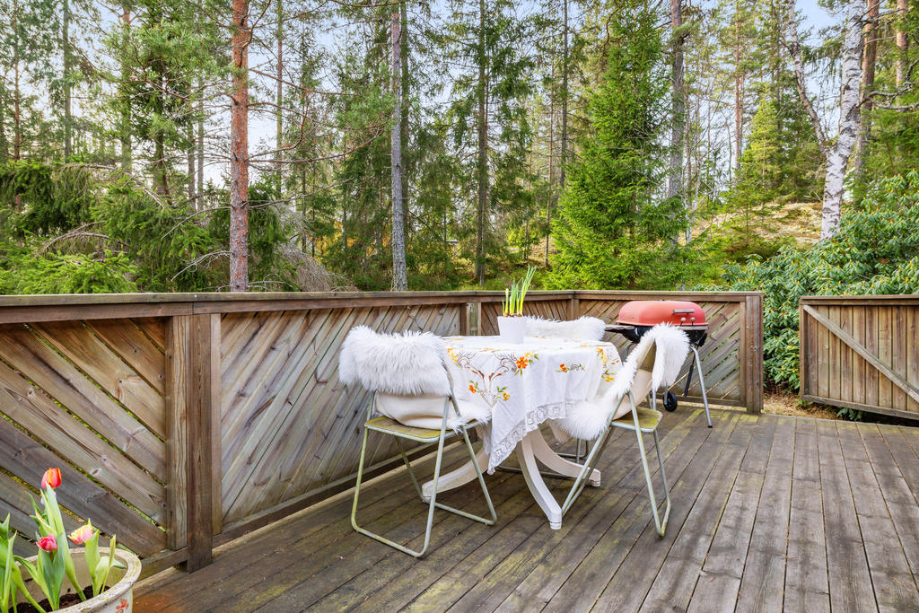 Gavelsidans altandäck med access till natur