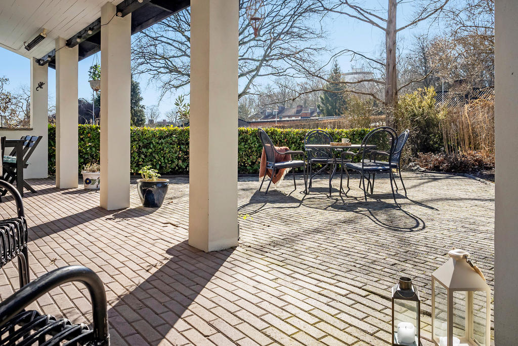 Stensatt uteplats, delvis under tak